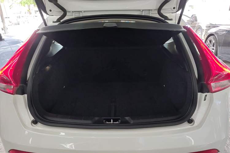Used Volvo V40 2017 T3 Zhiya Edition Trunk