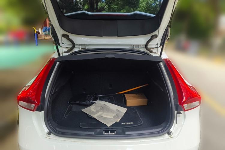Used Volvo V40 2017 T3 Zhiyi Edition Trunk