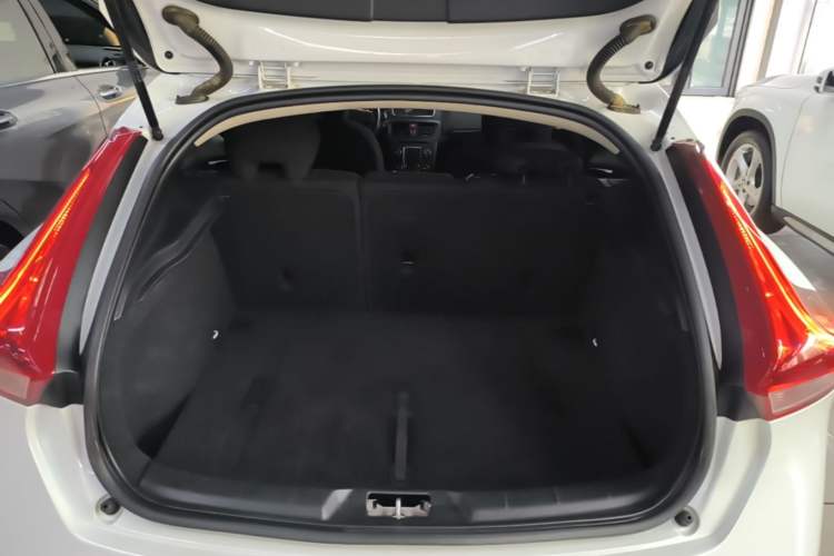Used Volvo V40 2017 T3 Zhiyi Edition Trunk
