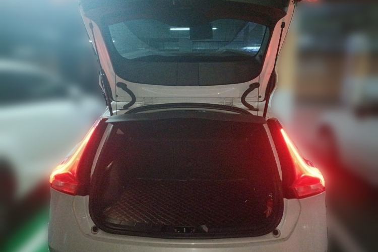 Used Volvo V40 2017 T3 Zhiyi Edition Trunk