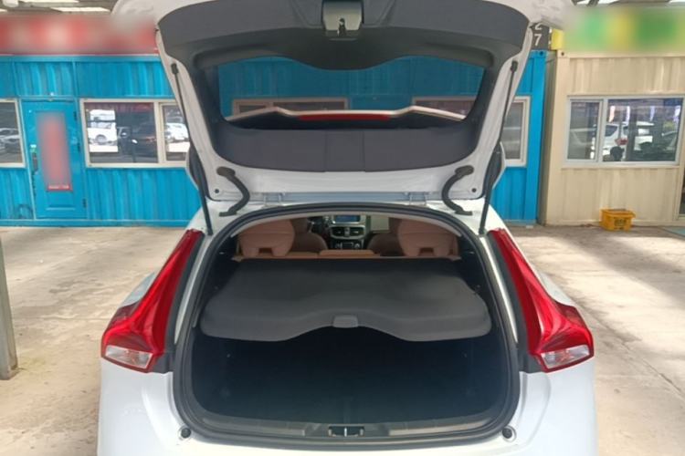 Used Volvo V40 2017 T3 Zhiyi Edition Trunk
