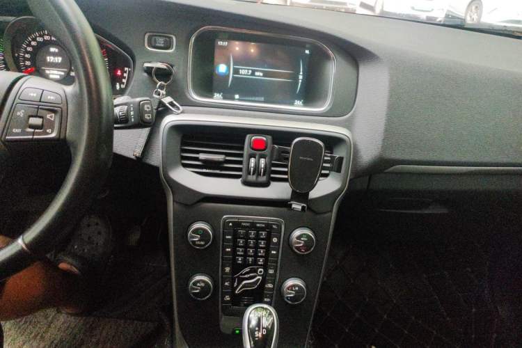 Used Volvo V40 2017 T3 Smart Edition Audio And AC Panel