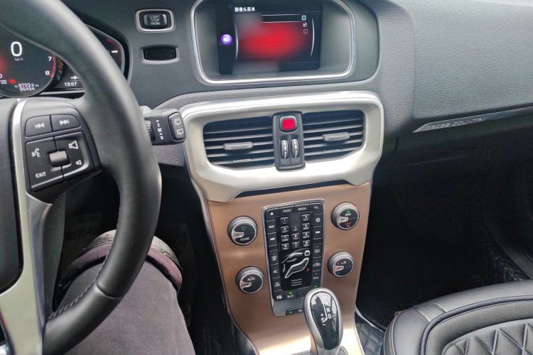 Used Volvo V40 2017 Cross Country T3 Zhiya Edition Audio And AC Panel