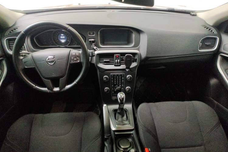 Used Volvo V40 2017 T3 Smart Edition Center Console