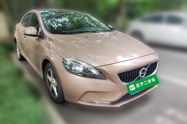 Used Volvo V40 2017 T3 Smart Edition Front Right 45 Deg