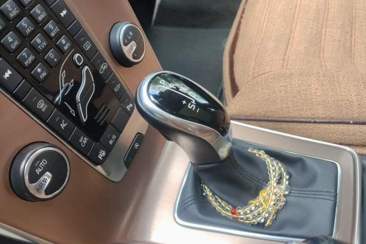 Used Volvo V40 2017 Cross Country T3 Zhiya Edition Gear Lever