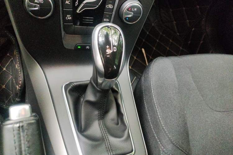 Used Volvo V40 2017 T3 Smart Edition Gear Lever