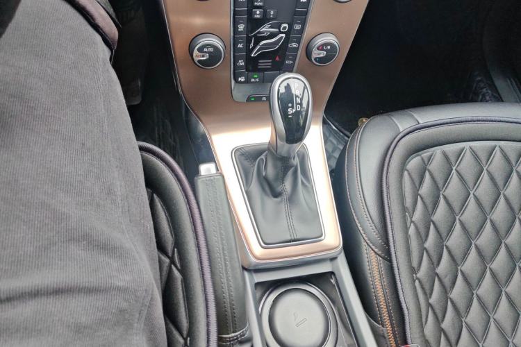 Used Volvo V40 2017 Cross Country T3 Zhiya Edition Gear Lever