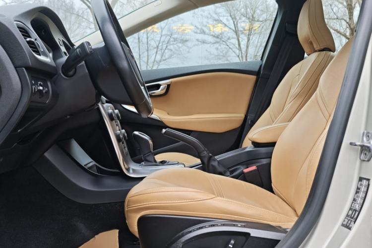 Used Volvo V40 2017 T3 Zhiya Edition Interior 4