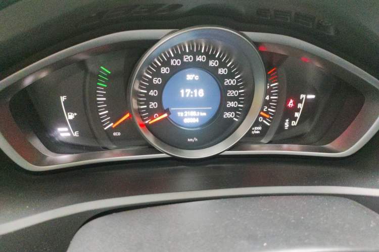 Used Volvo V40 2017 T3 Smart Edition Odometer Close Up
