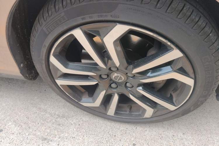 Used Volvo V40 2017 Cross Country T3 Zhiya Edition Right Front Wheel Hub