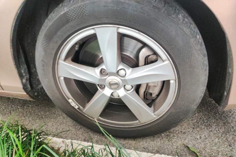 Used Volvo V40 2017 T3 Smart Edition Right Front Wheel Hub