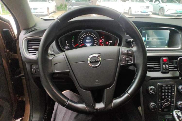 Used Volvo V40 2017 T3 Smart Edition Steering Wheel