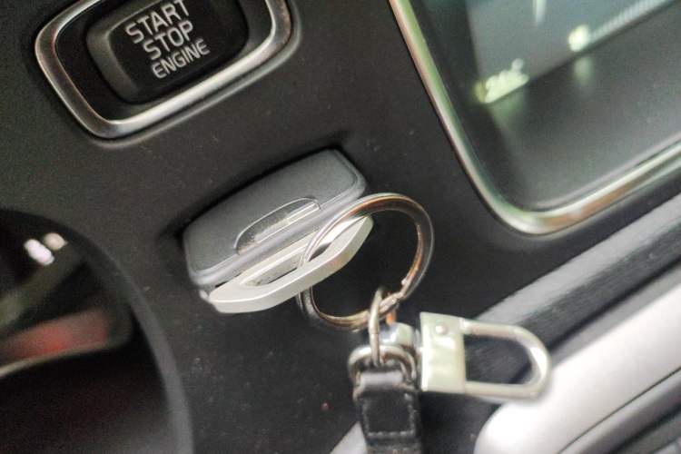 Used Volvo V40 2017 T3 Smart Edition Vehicle Key