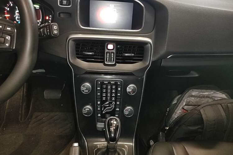 Used Volvo V40 2018 T3 Zhiyi Edition Audio And AC Panel