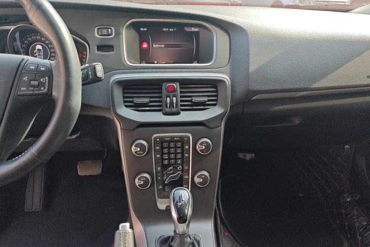 Used Volvo V40 2018 T3 Smart Edition Audio And AC Panel