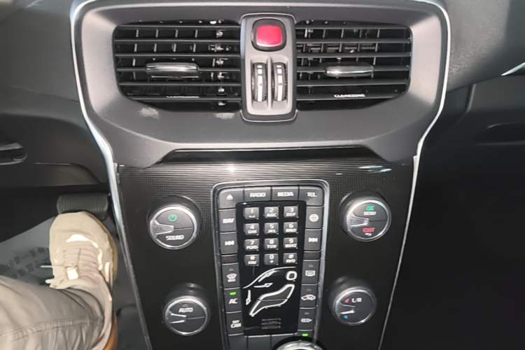 Used Volvo V40 2018 T3 Zhiyi Edition Audio And AC Panel