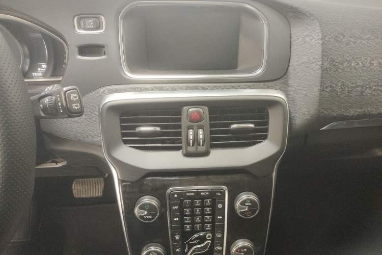 Used Volvo V40 2018 T3 Zhiyi Edition Audio And AC Panel