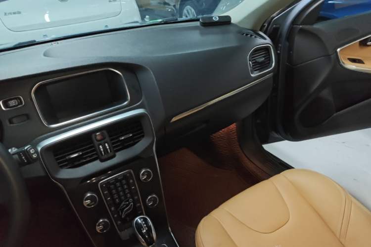 Used Volvo V40 2018 T3 Zhiyi Edition Audio And AC Panel