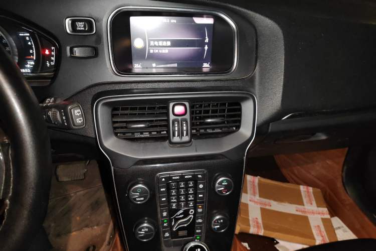 Used Volvo V40 2018 T3 Zhiyi Edition Audio And AC Panel