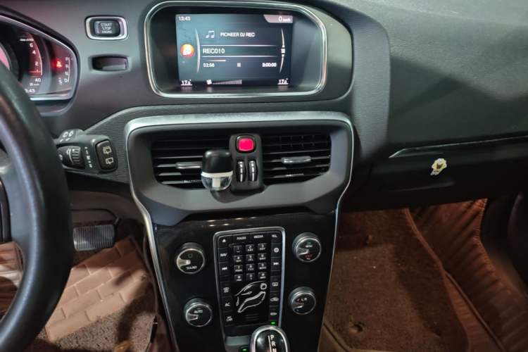 Used Volvo V40 2018 T3 Zhiyi Edition Audio And AC Panel
