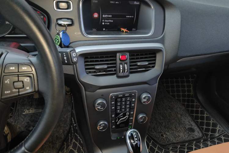Used Volvo V40 2018 T3 Smart Edition Audio And AC Panel