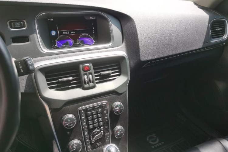 Used Volvo V40 2018 T3 Zhiyi Edition Audio And AC Panel