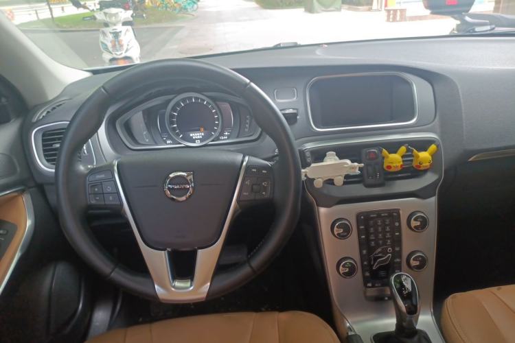 Used Volvo V40 2018 T3 Zhiya Edition Center Console