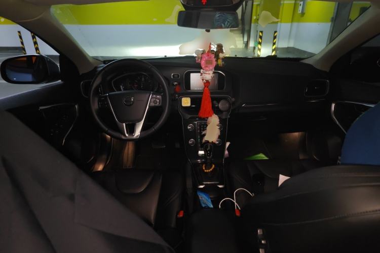 Used Volvo V40 2018 T3 Zhiyi Edition Center Console