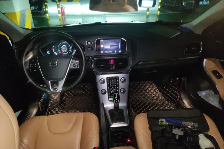 Used Volvo V40 2018 T3 Zhiya Edition Center Console
