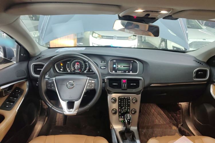 Used Volvo V40 2018 T3 Zhiya Edition Center Console