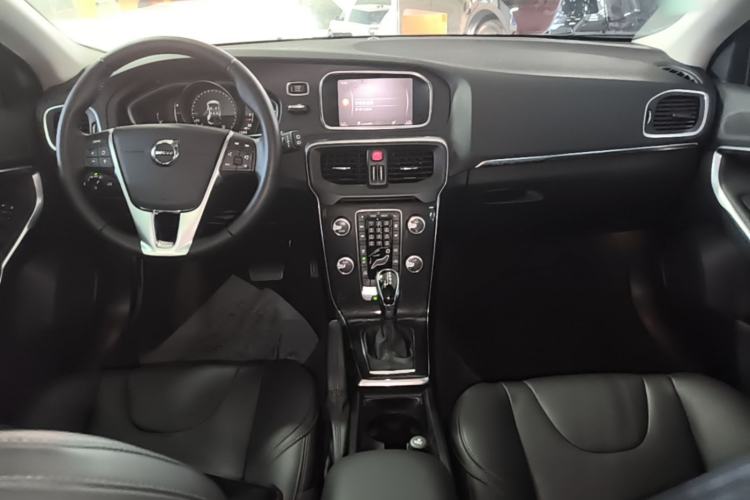 Used Volvo V40 2018 T3 Zhiyi Edition Center Console