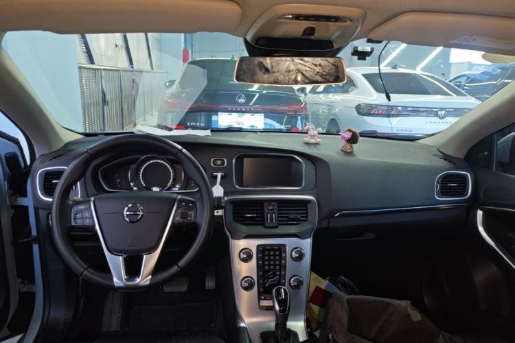 Used Volvo V40 2018 T3 Zhiya Edition Center Console
