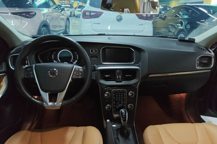 Used Volvo V40 2018 T3 Zhiyi Edition Center Console