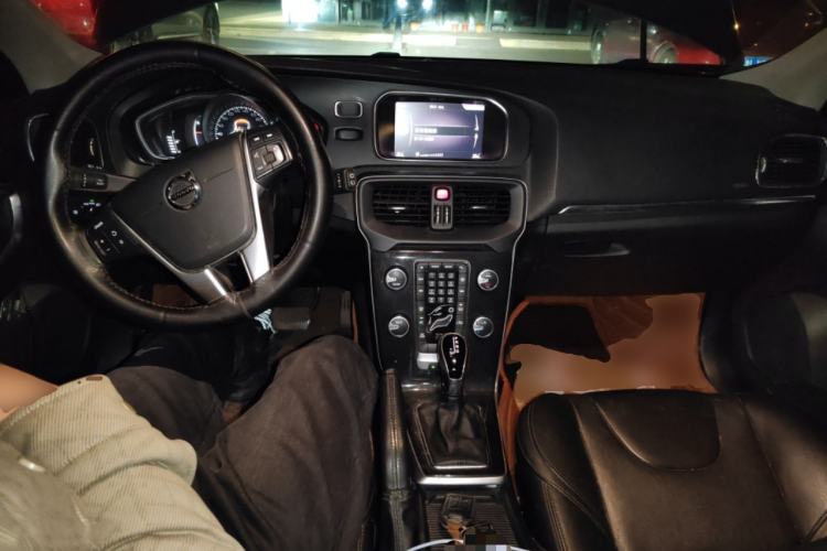Used Volvo V40 2018 T3 Zhiyi Edition Center Console