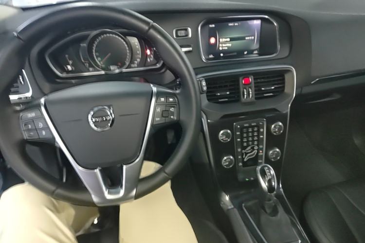 Used Volvo V40 2018 T3 Zhiyi Edition Center Console