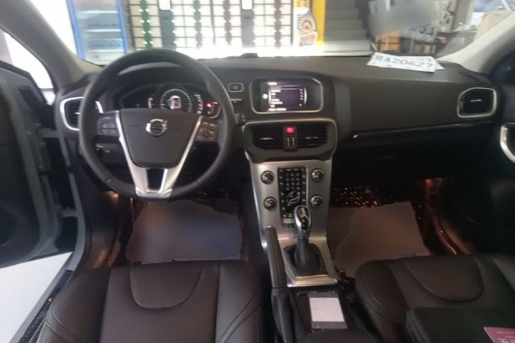 Used Volvo V40 2018 T3 Zhiya Edition Center Console