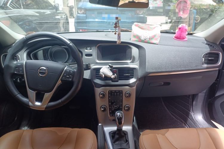 Used Volvo V40 2018 T3 Zhiya Edition Center Console