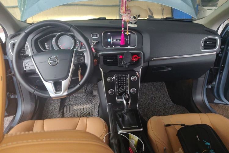 Used Volvo V40 2018 T3 Zhiyi Edition Center Console