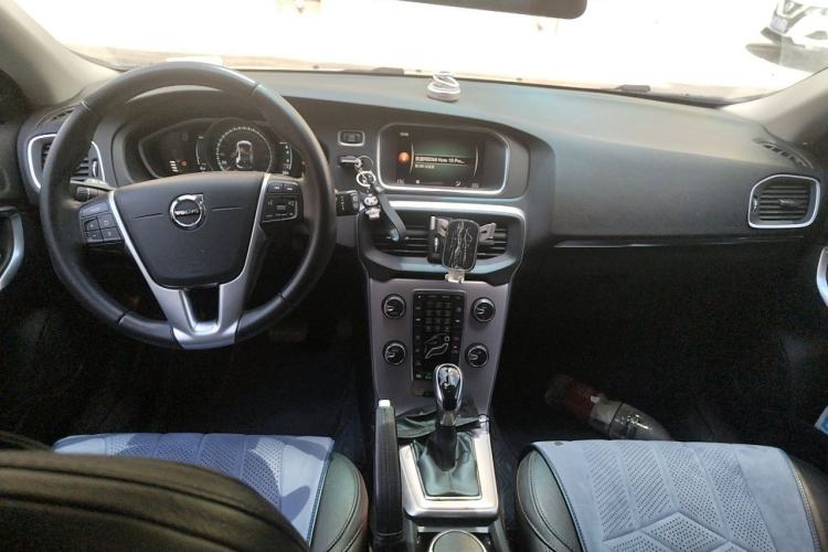 Used Volvo V40 2018 T3 Zhiya Edition Center Console