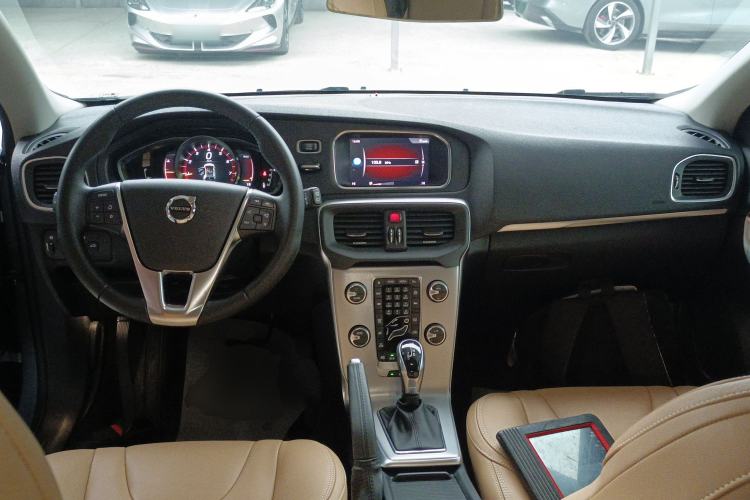 Used Volvo V40 2018 T3 Zhiya Edition Center Console