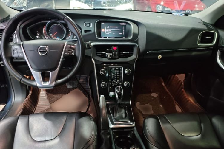 Used Volvo V40 2018 T3 Zhiyi Edition Center Console