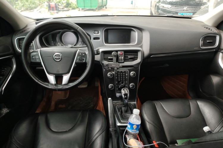 Used Volvo V40 2018 T3 Zhiyi Edition Center Console