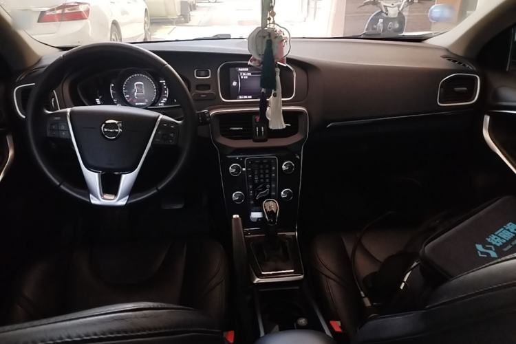 Used Volvo V40 2018 T3 Zhiyi Edition Center Console