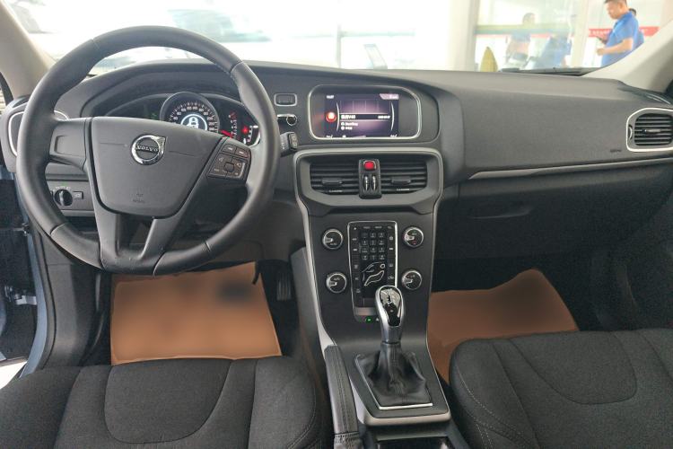 Used Volvo V40 2018 T3 Smart Edition Center Console