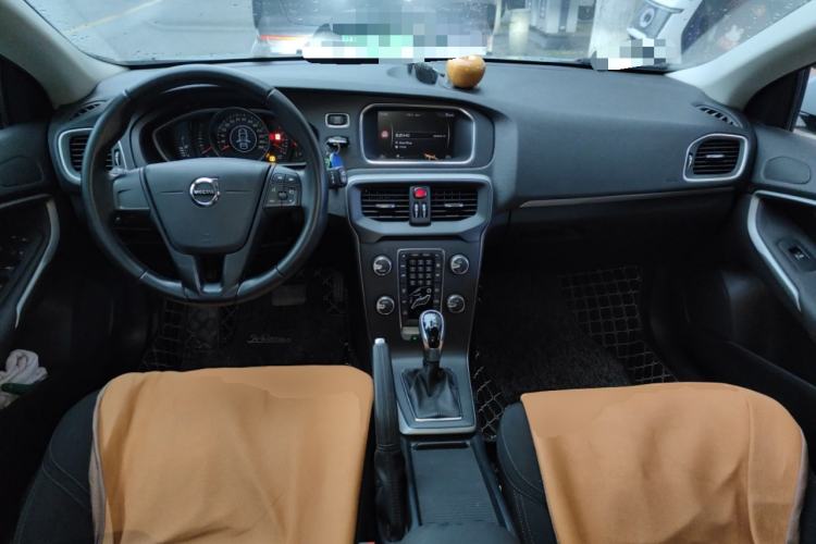 Used Volvo V40 2018 T3 Smart Edition Center Console