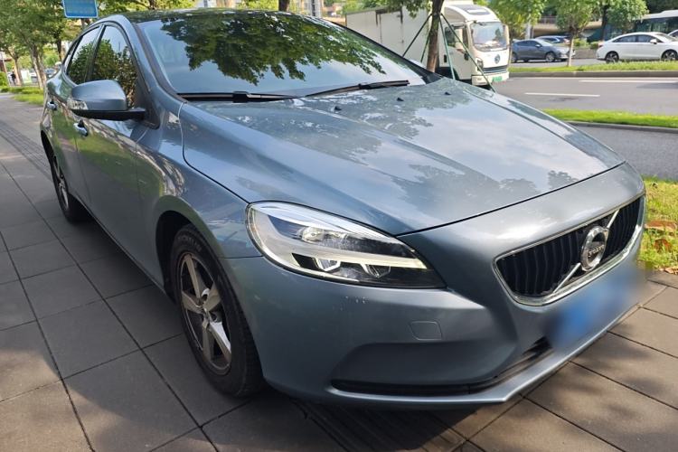 Used Volvo V40 2018 T3 Smart Edition Exterior 2