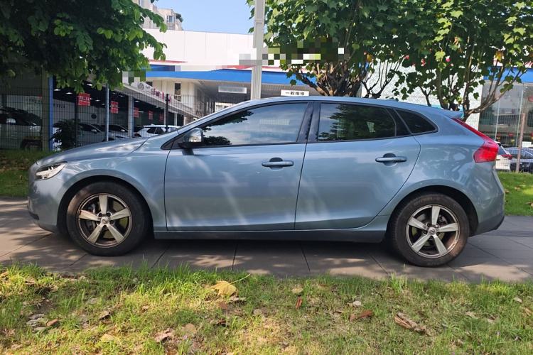 Used Volvo V40 2018 T3 Smart Edition Exterior 3