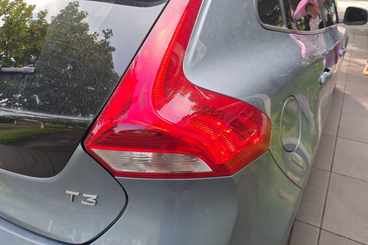 Used Volvo V40 2018 T3 Smart Edition Exterior 6