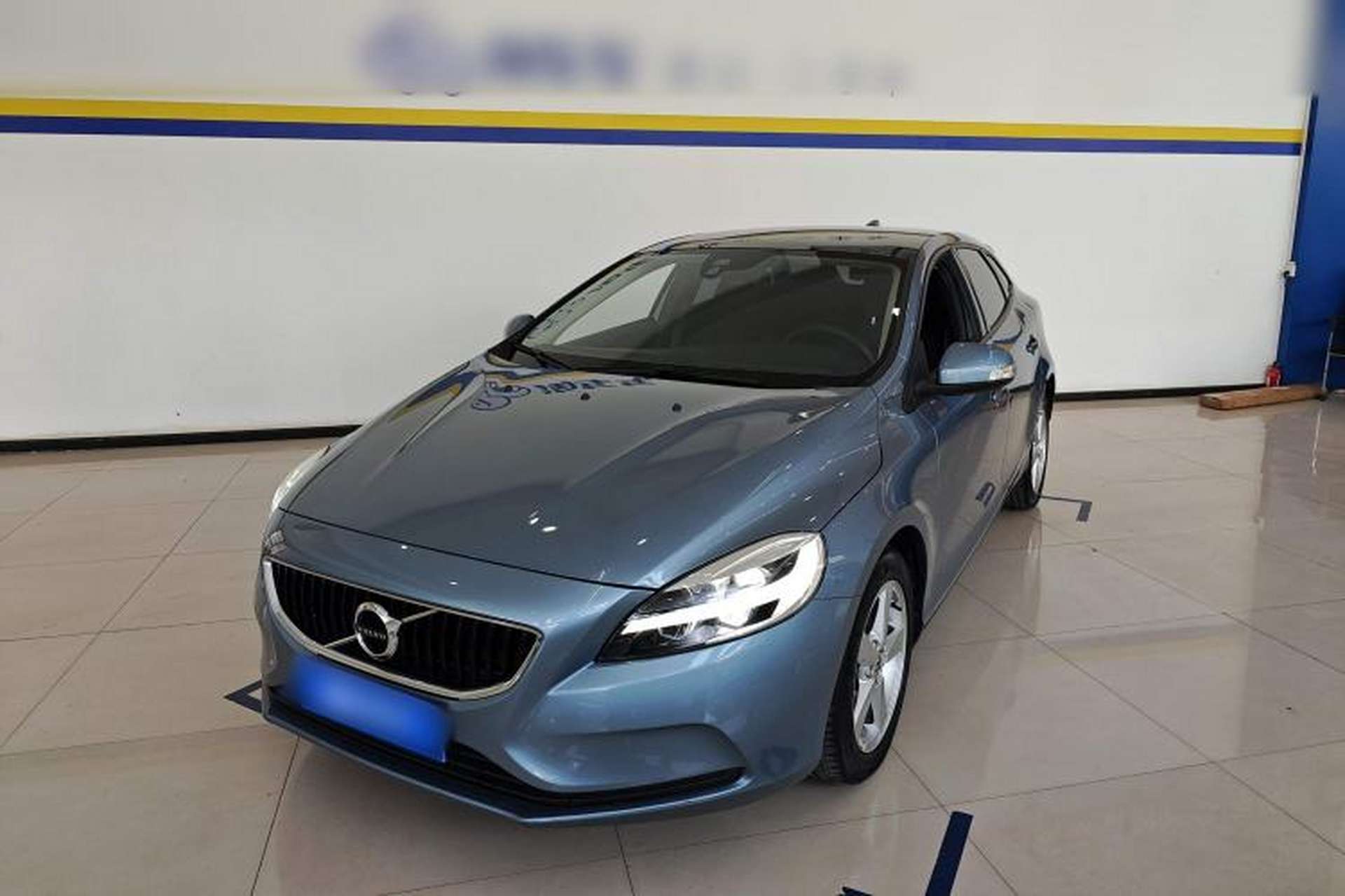 Used Volvo V40 2018 T3 Smart Edition Front Left 45 Deg